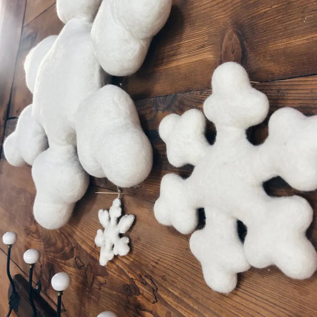 Gros plan sur le relief et la texture d'un flocon de neige mural New Heidi en laine feutrée faite main.