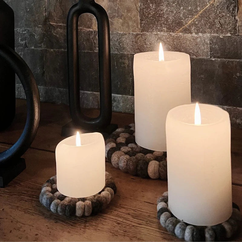 Utilisation décorative du dessous de plat en boules de feutrine Galet comme support pour bougies.