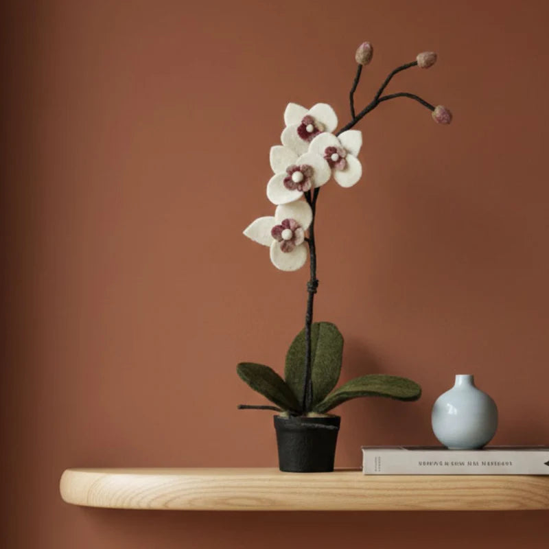 erplain_file_id:174603 - Orchidée Blanche en Pot en Feutrine – Décoration Artisanale New Heidi