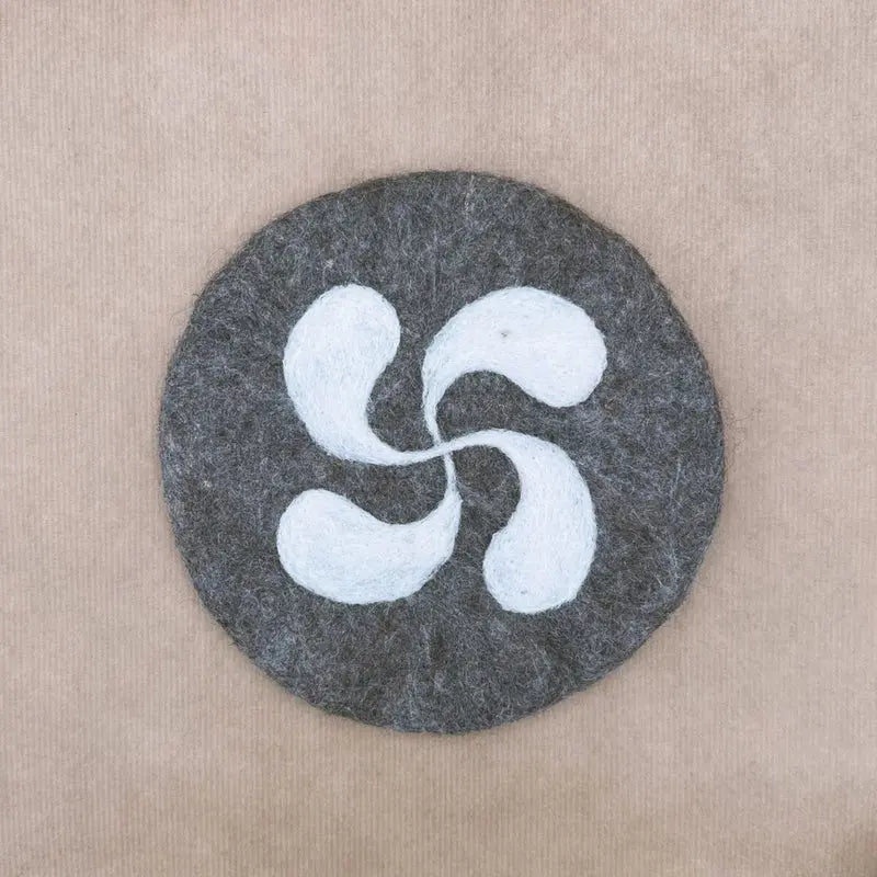 Dessous de Plat en Feutrine Motif Croix Basque – New Heidi