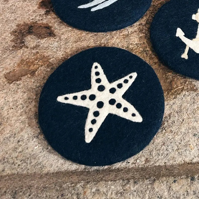 Dessous de plat rond en feutrine bleu avec motif étoile de mer blanc New Heidi.