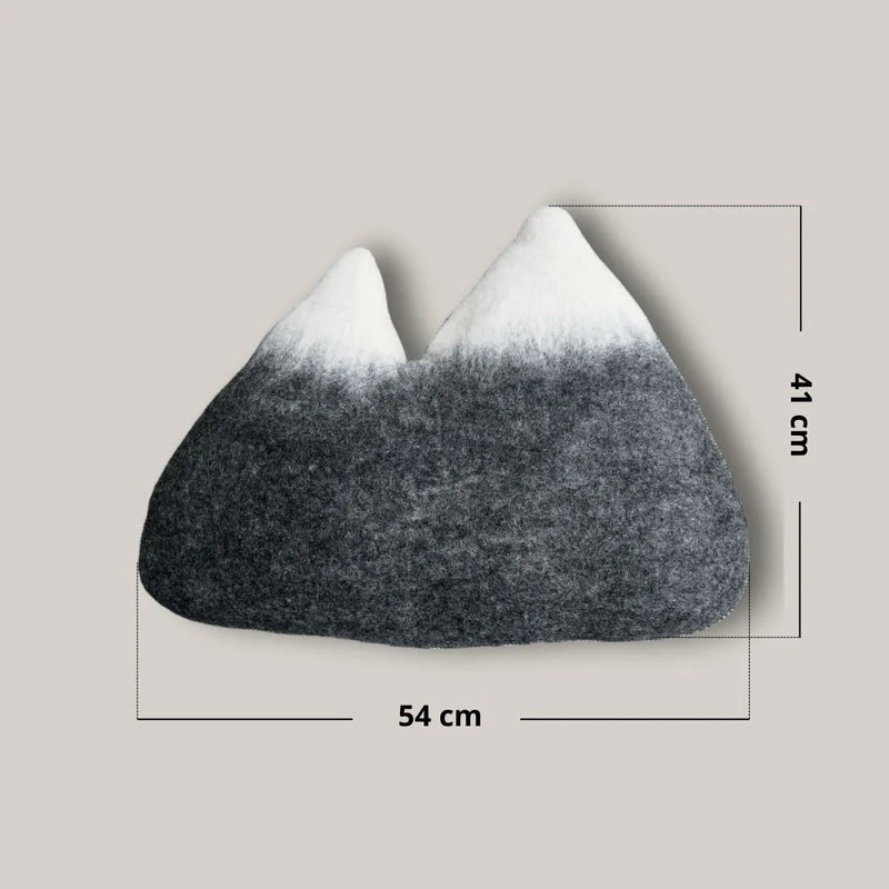 Dimensions du coussin montagne double New Heidi : 41 cm de hauteur par 54 cm de largeur.