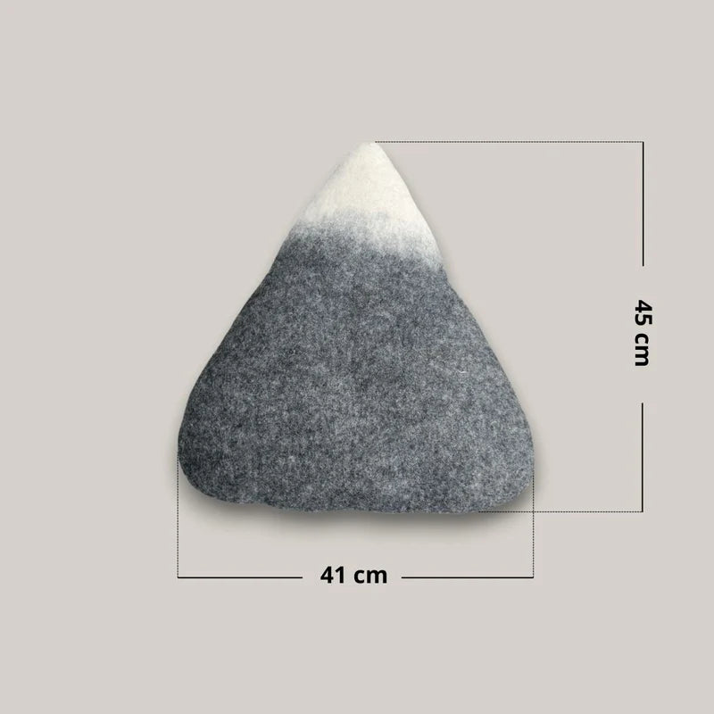 Dimensions du coussin montagne New Heidi : 45 cm de hauteur par 41 cm de largeur.