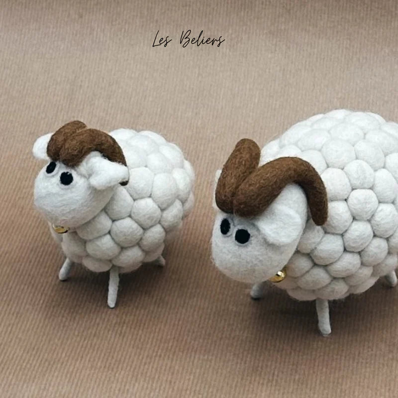 Duo de béliers décoratifs en boules de feutrine, décoration éthique New Heidi.