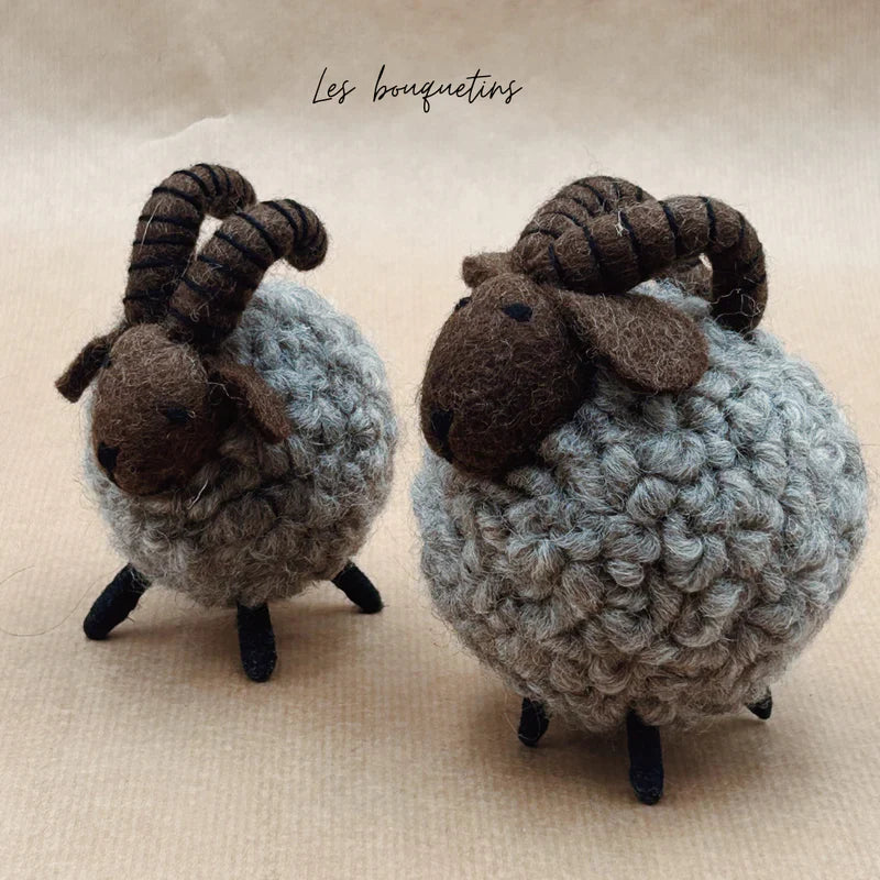 Duo de bouquetins boules New Heidi faits main en laine de mouton au Népal.
