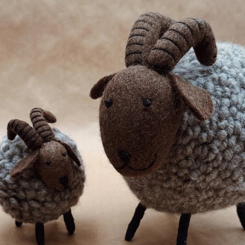 Duo de figurines bouquetins New Heidi en boules de feutrine grise, tailles Géant et Grand.