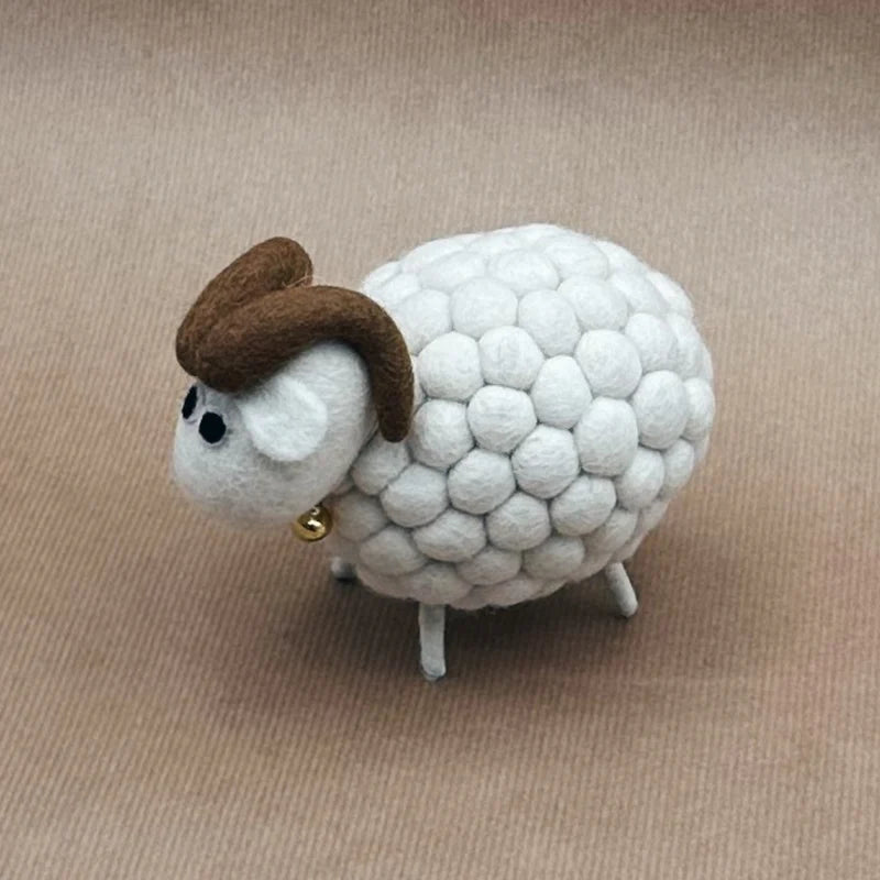 Figurine décorative bélier boule en feutrine blanche avec cornes marron, fait main.
