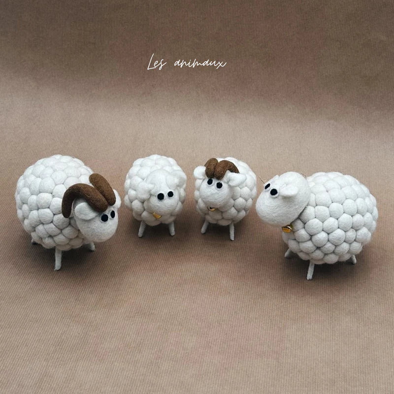 Groupe de figurines artisanales béliers et moutons New Heidi en laine feutrée.