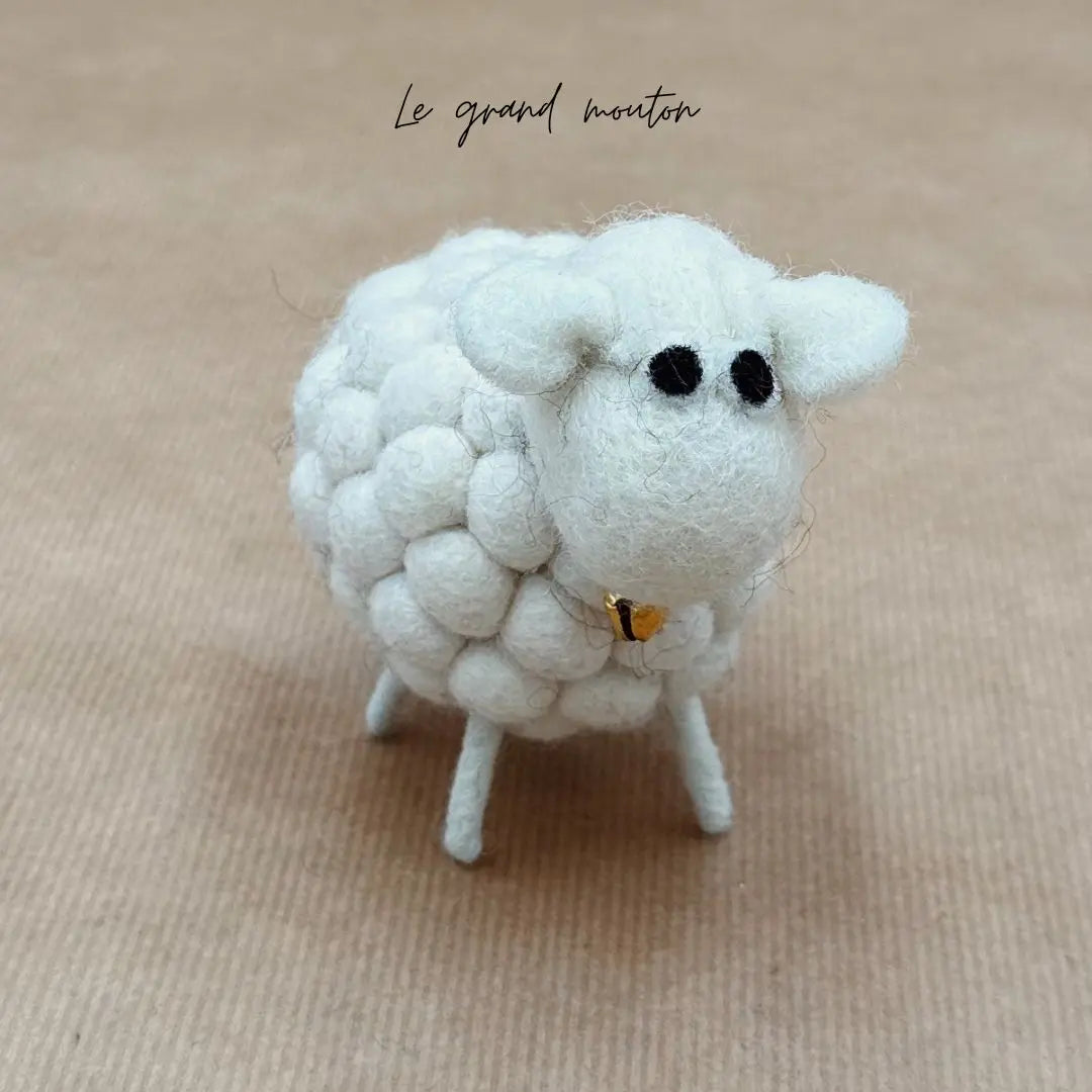 Grand mouton blanc New Heidi en feutrine de laine bouclée artisanale vue de face.