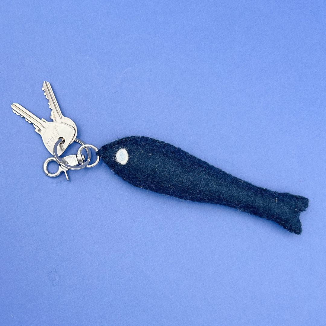 Grand porte-clé poisson de 12cm en feutrine bleu marine New Heidi accroché à un trousseau de clés.
