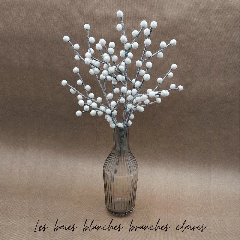 Lot de 3 branches de baies blanches décoratives sur tiges claires New Heidi en feutrine dans un vase fumé.