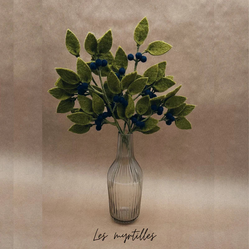 Lot de 3 branches de myrtilles New Heidi en feutrine bleue et verte dans un vase en verre fumé.