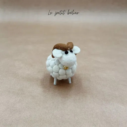 Petit bélier blanc en feutrine avec cornes marron et clochette New Heidi, vue de face.