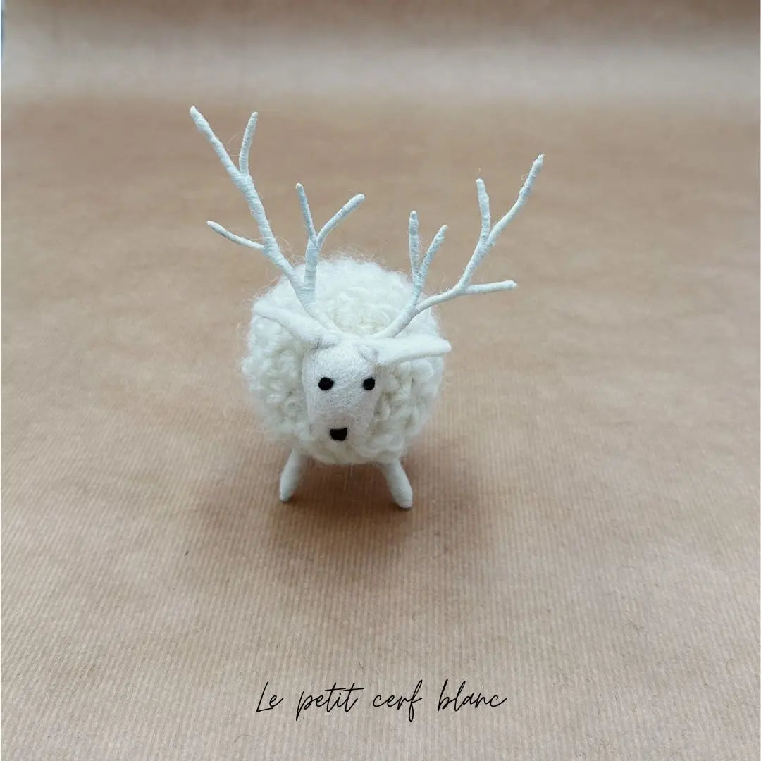 Petit cerf blanc en feutrine de laine bouclée New Heidi avec de grands bois, vue de face.