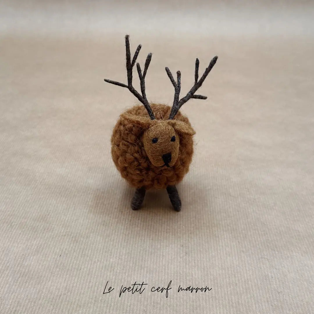 Petit cerf marron en feutrine de laine bouclée New Heidi avec bois sombres, vue de face.