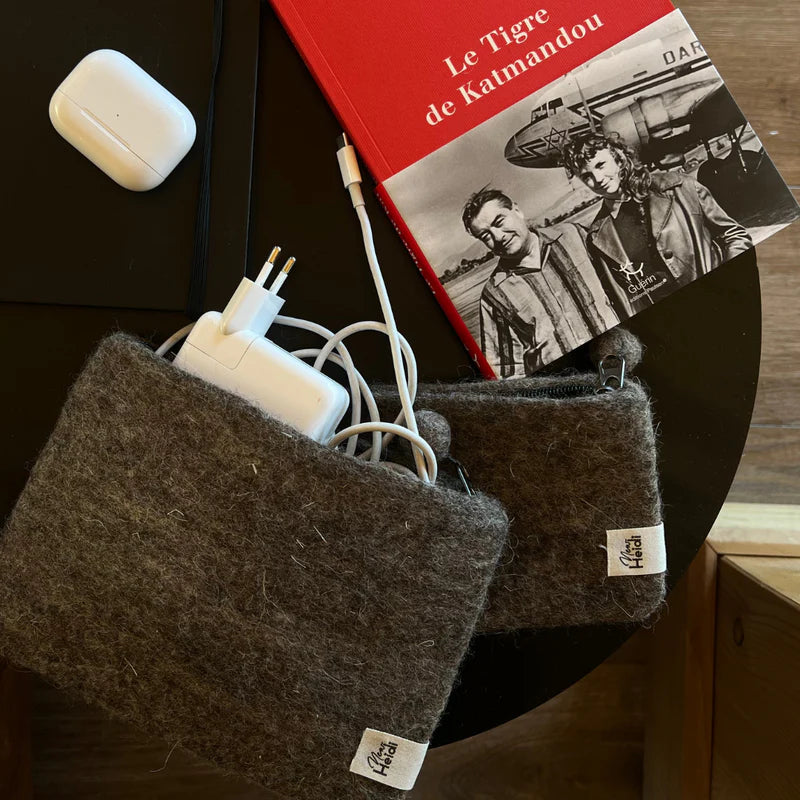 Pochettes artisanales New Heidi faites main au Népal et livre sur l'Himalaya rappelant l'origine éthique.