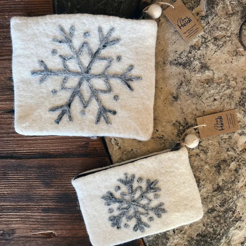 Pochettes New Heidi blanches en feutrine avec broderie flocon de neige gris, artisanat équitable.