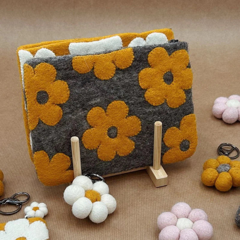 Pochette New Heidi en feutrine jaune motif tournesol, 100% laine fait main.