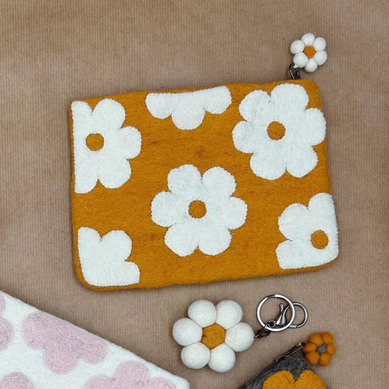 Pochette New Heidi en feutrine jaune avec motif marguerite blanche, fait main au Népal.