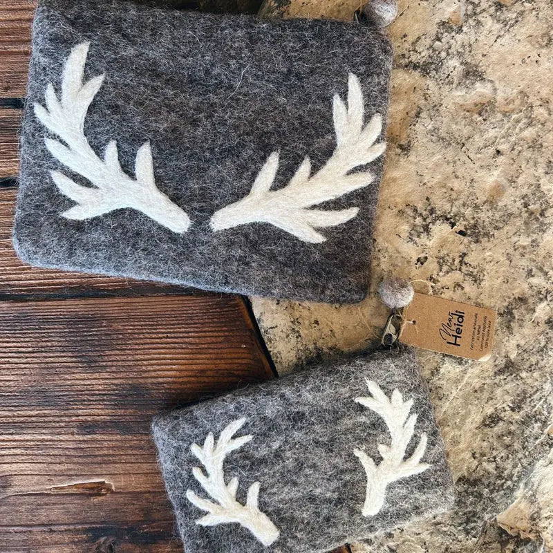 Duo de pochettes New Heidi en laine feutrée avec motif bois de cerf blanc, artisanat du Népal.