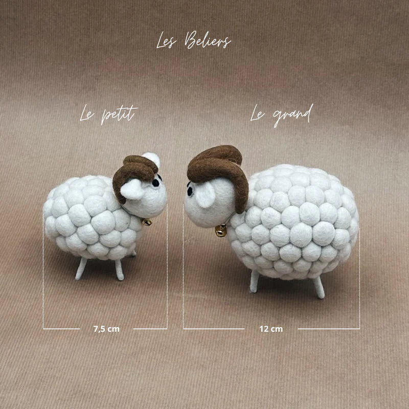 Comparaison des tailles pour la figurine bélier : Petit (7,5cm) et Grand (12cm).