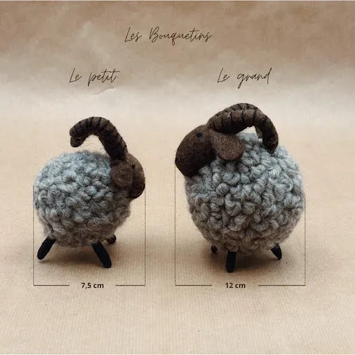 Comparaison de taille entre le petit bouquetin de 7,5 cm et le grand bouquetin de 12 cm en laine.