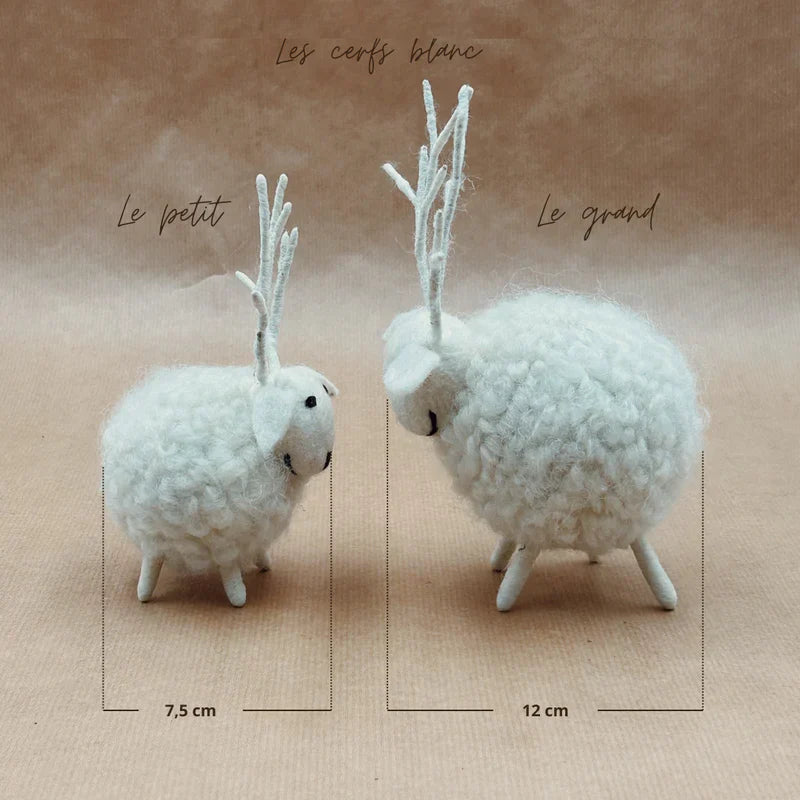 Comparaison entre le grand cerf blanc de 12 cm et le petit cerf blanc de 7,5 cm en laine feutrée.