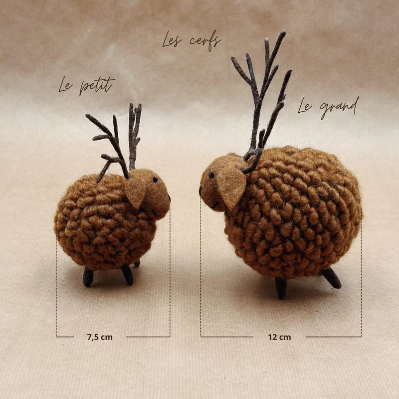 Comparaison de taille entre le petit cerf marron de 7,5 cm et le grand cerf marron de 12 cm en laine.