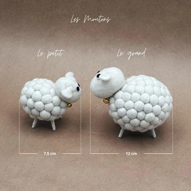 Comparaison de taille entre le petit mouton de 7,5 cm et le grand mouton de 12 cm en laine feutrée.