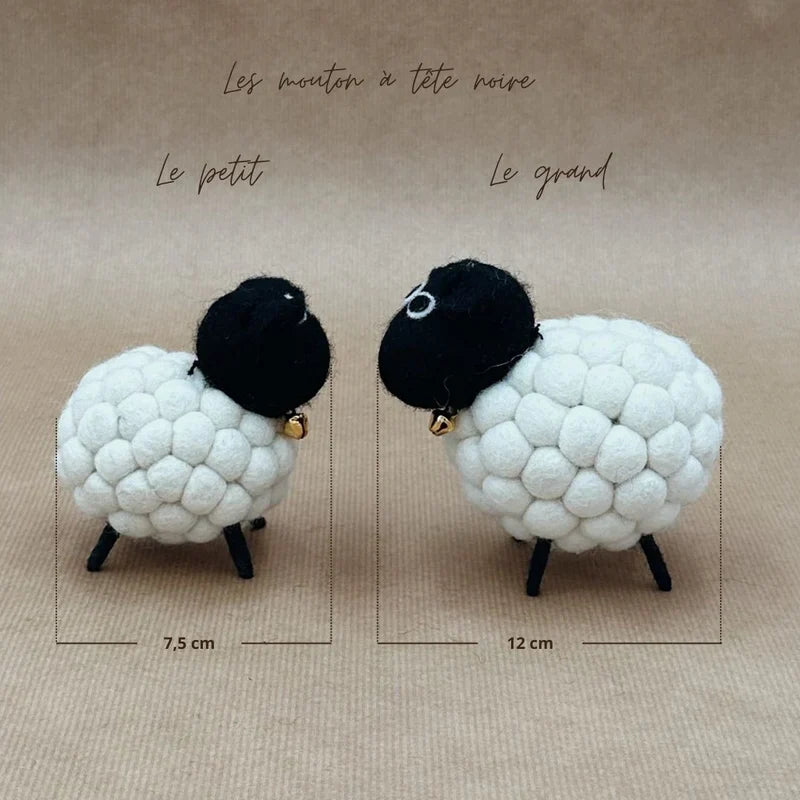 Comparaison de taille entre le grand mouton de 12 cm et le petit mouton de 7,5 cm en laine feutrée.