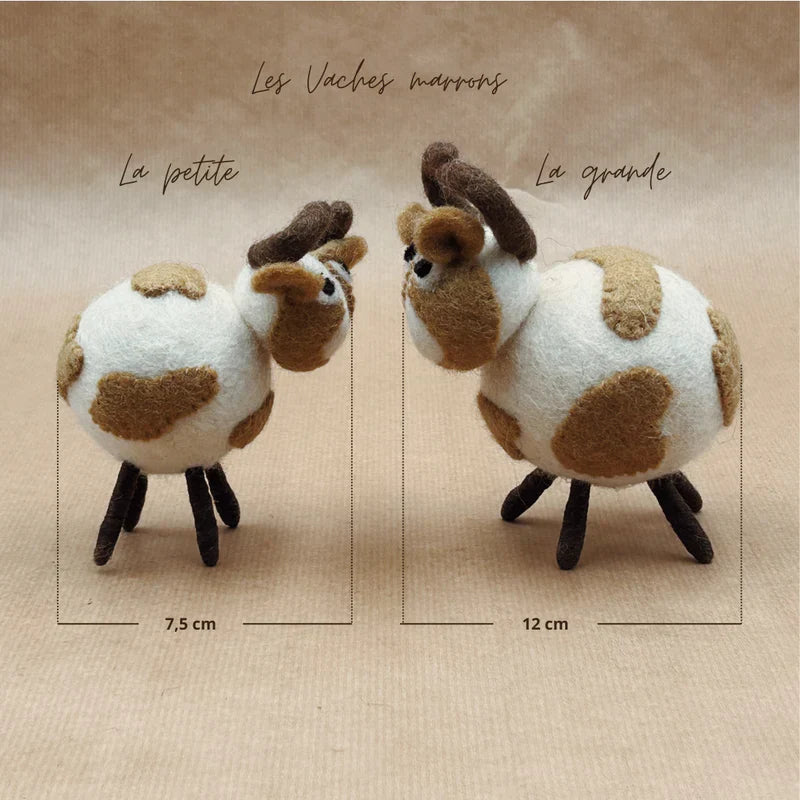 Comparaison entre la grande vache de 12 cm et la petite vache de 7,5 cm en feutrine.