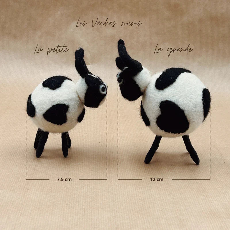 Comparaison entre la grande vache noire de 12 cm et la petite vache de 7,5 cm en feutrine.