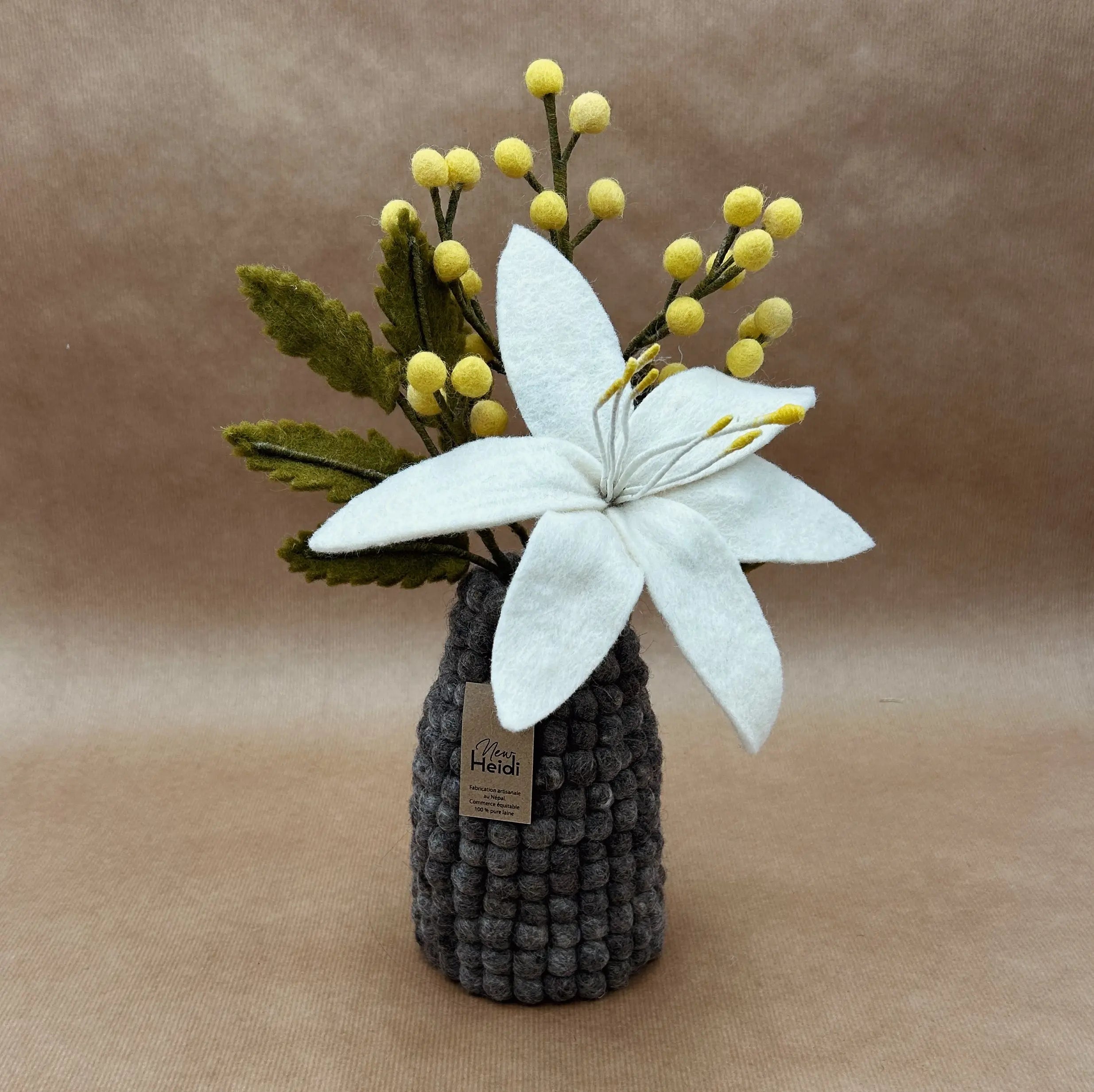 Vase artisanal marron en boules de feutrine New Heidi garni d'un bouquet de lys blanc et mimosa en laine.